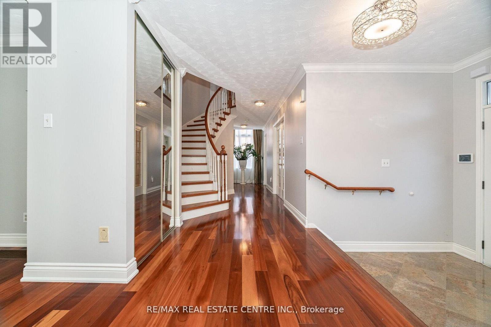 15 Brookbank Court, Brampton, Ontario  L6Z 3G4 - Photo 12 - W12808198