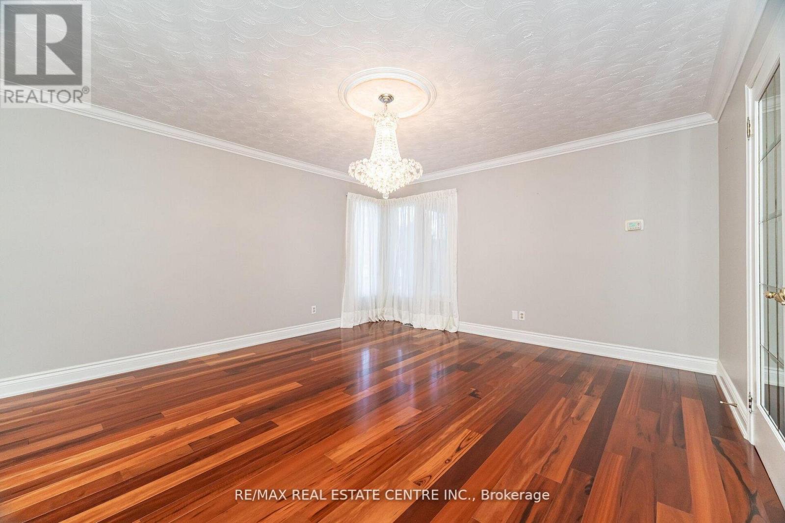 15 Brookbank Court, Brampton, Ontario  L6Z 3G4 - Photo 6 - W12808198