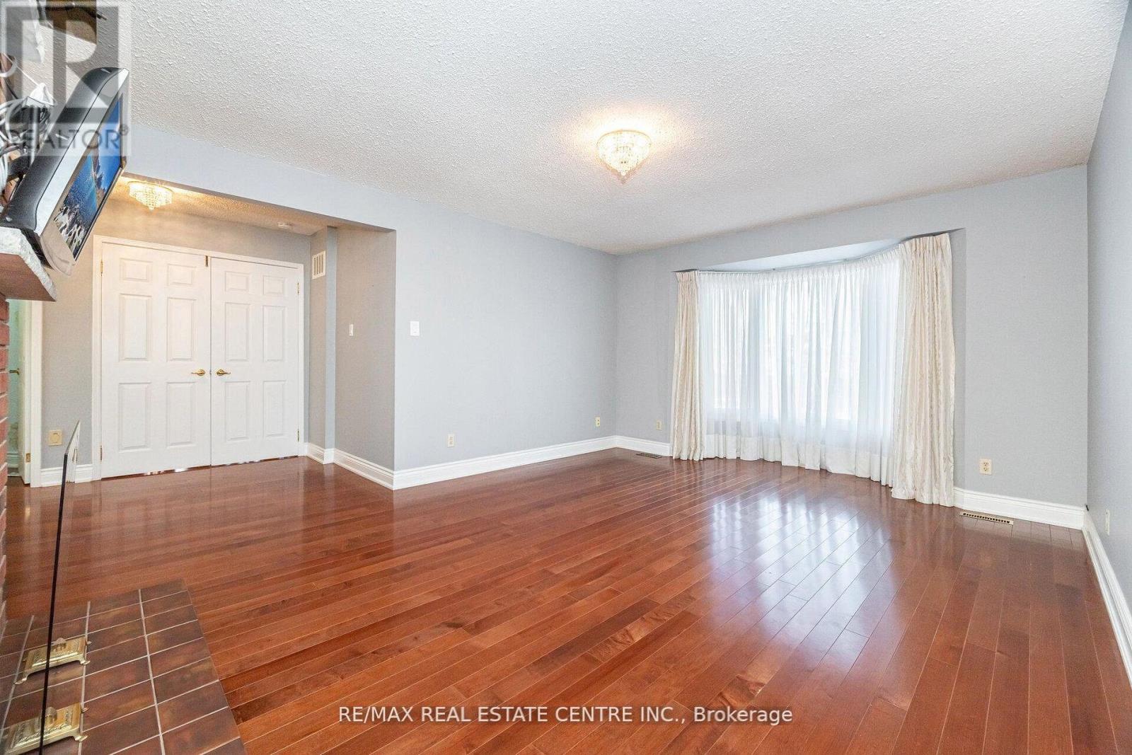 15 Brookbank Court, Brampton, Ontario  L6Z 3G4 - Photo 9 - W12808198