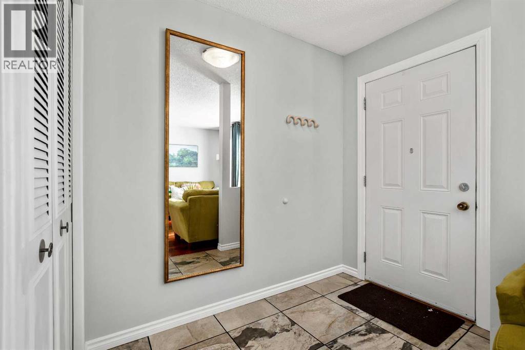 71 Strathcona Crescent Sw, Calgary, Alberta  T3H 1K9 - Photo 2 - A2287393