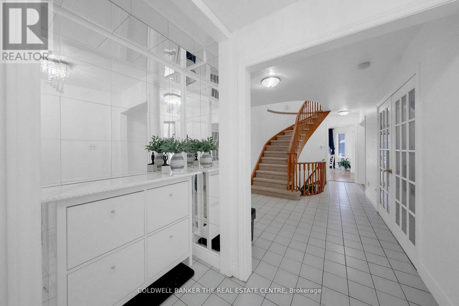 87 O'connor Crescent S, Richmond Hill, Ontario  L4C 7N9 - Photo 3 - N12808252