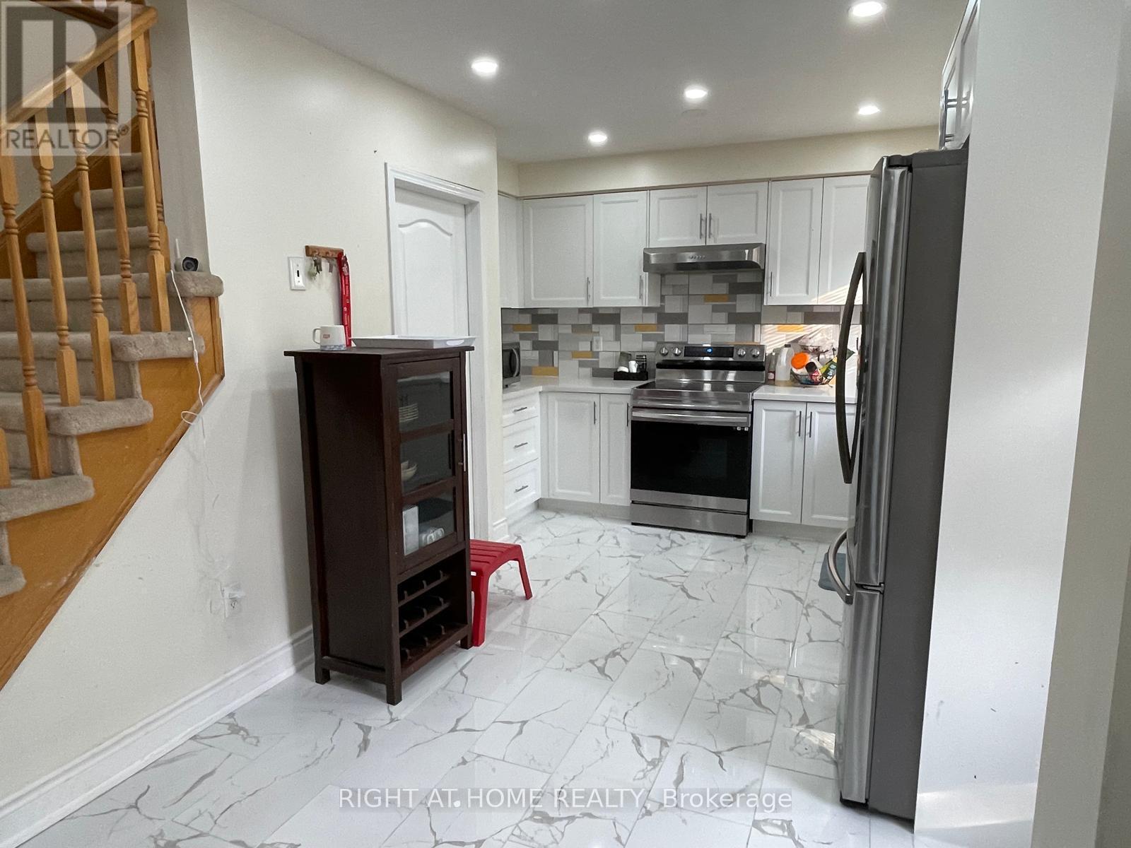 Upper - 235 Brisdale Drive, Brampton, Ontario  L7A 2T3 - Photo 4 - W12808270