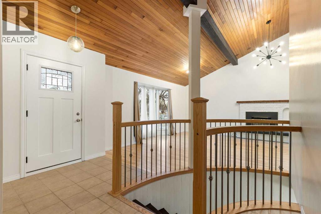 639 Canterbury Drive Sw, Calgary, Alberta  T2W 1J4 - Photo 3 - A2285699