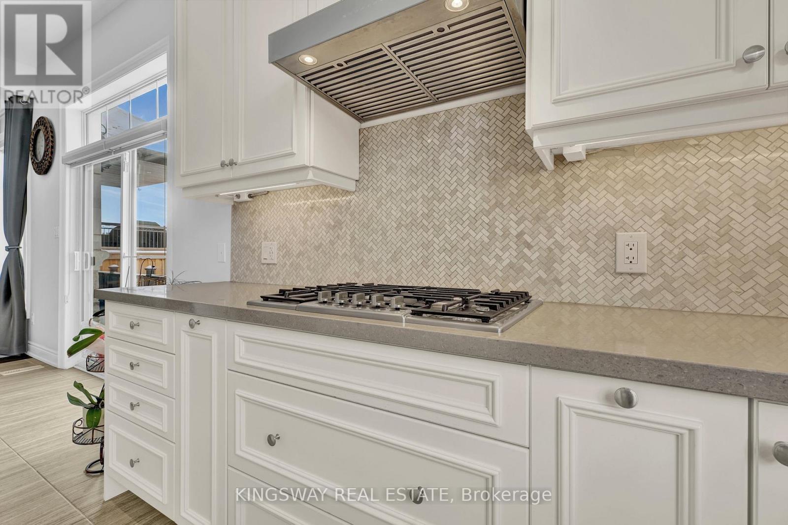 70 Bond Crescent, Richmond Hill, Ontario  L4E 3K4 - Photo 6 - N12756334