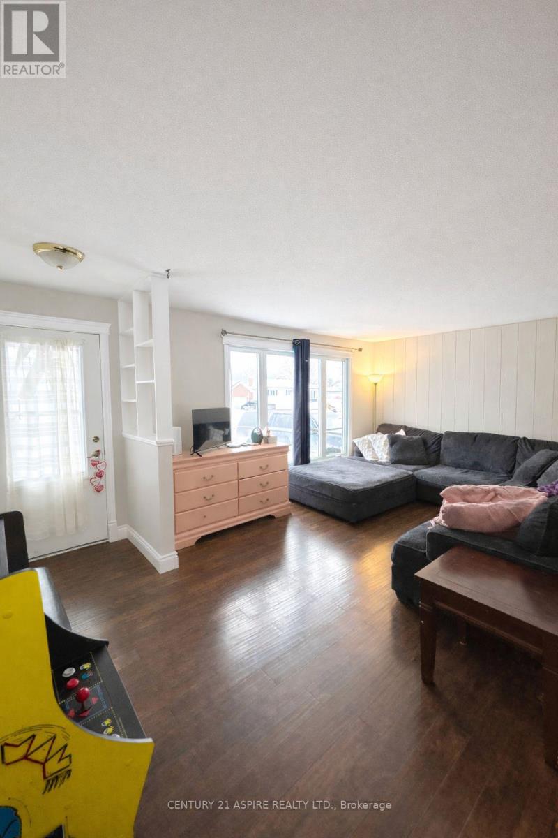 9 James Street, Petawawa, Ontario  K8H 3B4 - Photo 5 - X12642430