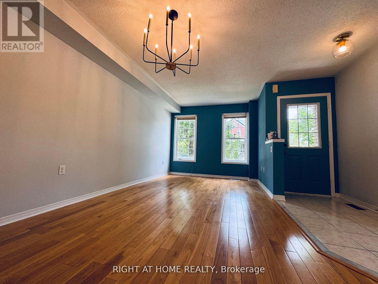 73 Selkirk Drive, Richmond Hill, Ontario  L4B 4S4 - Photo 2 - N12808378