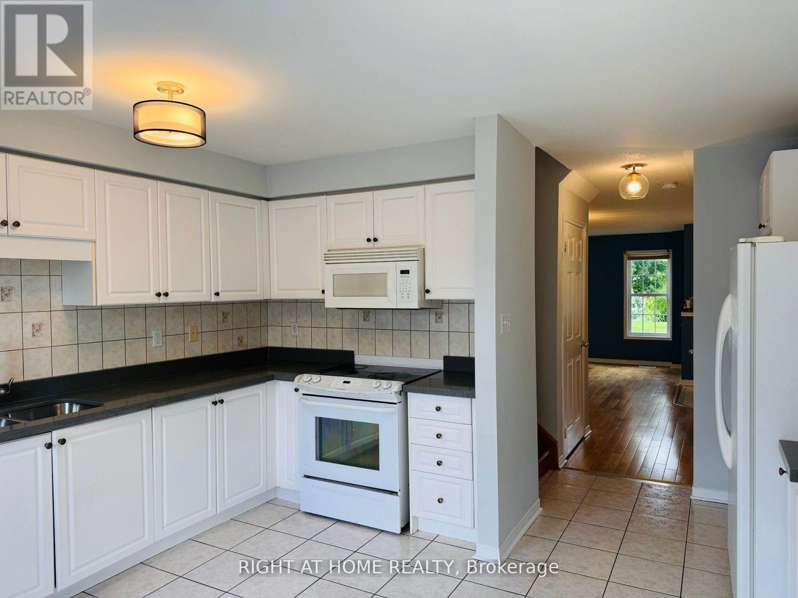 73 Selkirk Drive, Richmond Hill, Ontario  L4B 4S4 - Photo 4 - N12808378