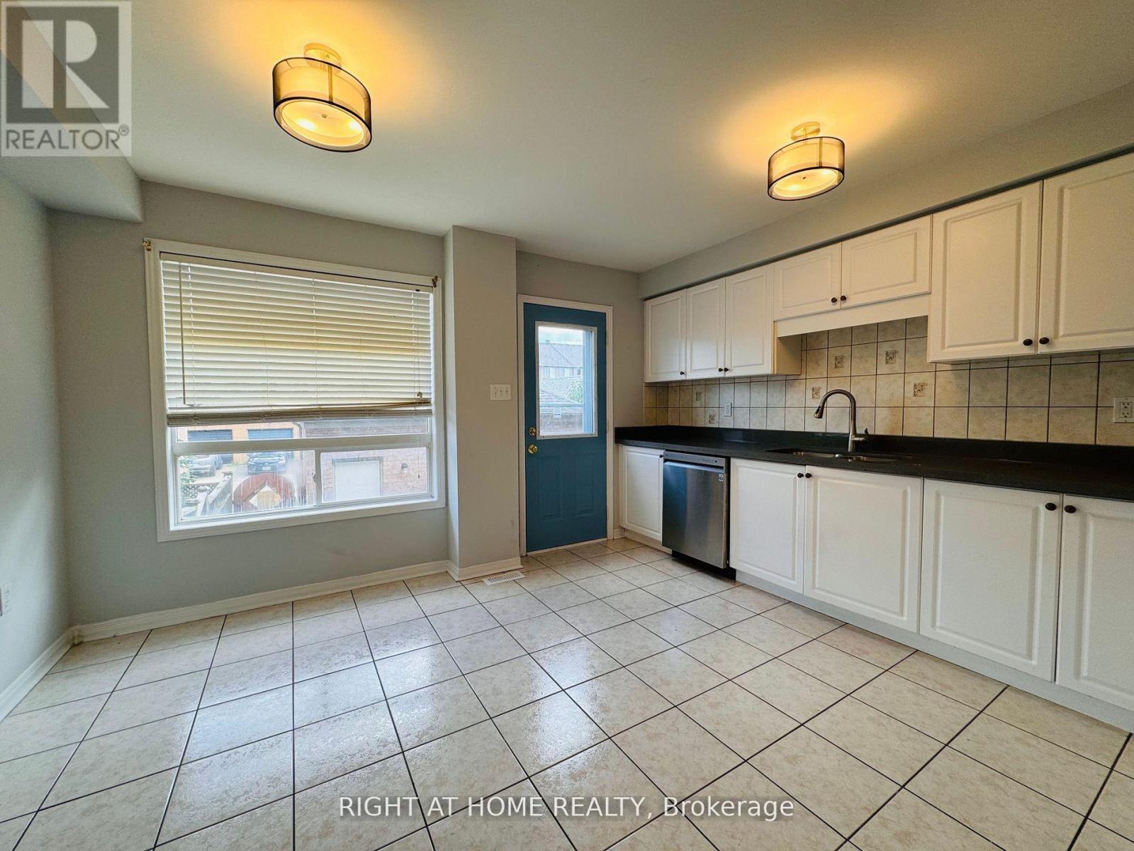 73 Selkirk Drive, Richmond Hill, Ontario  L4B 4S4 - Photo 5 - N12808378