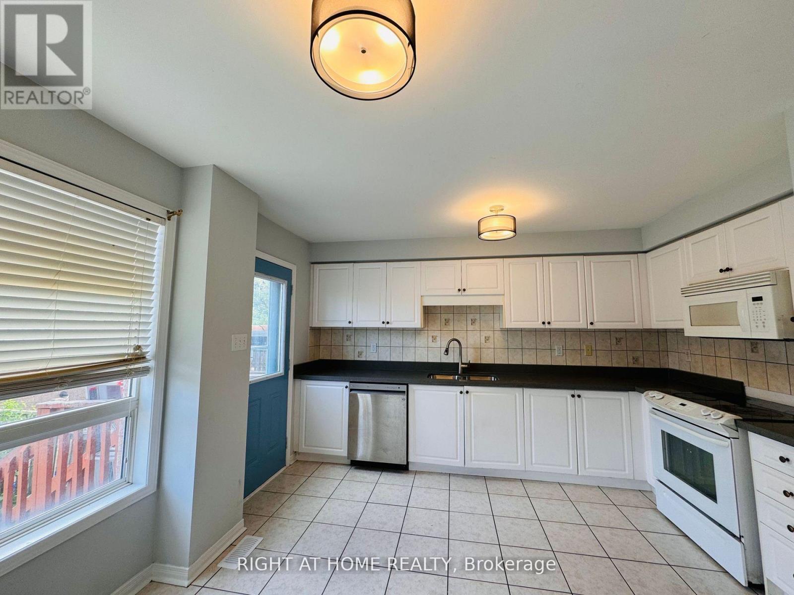 73 Selkirk Drive, Richmond Hill, Ontario  L4B 4S4 - Photo 6 - N12808378