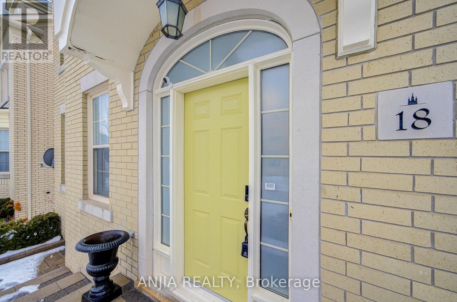 18 Orr Farm Road, Markham, Ontario L6C 0A3 - Photo 4 - N12805732