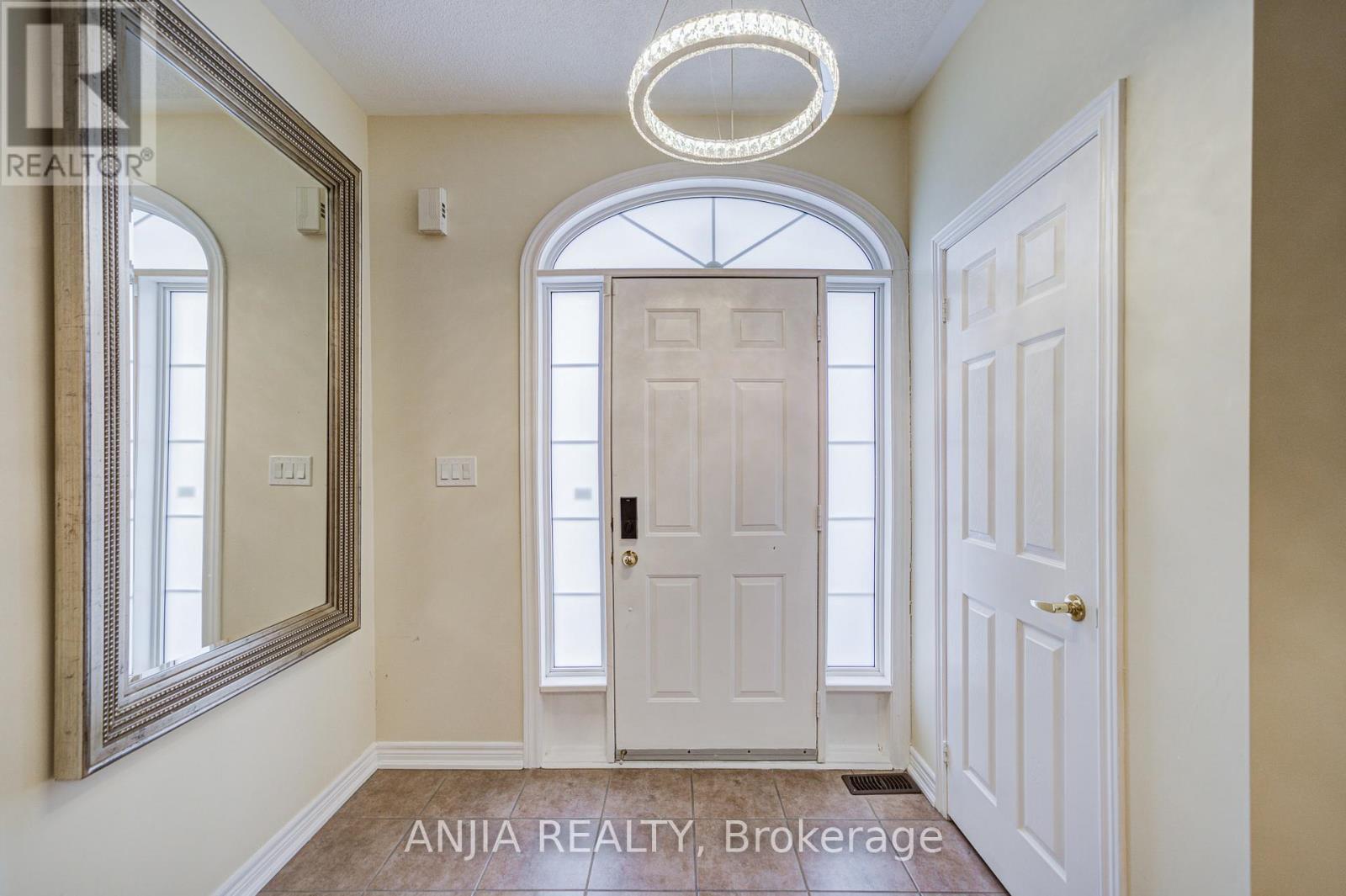 18 Orr Farm Road, Markham, Ontario L6C 0A3 - Photo 5 - N12805732