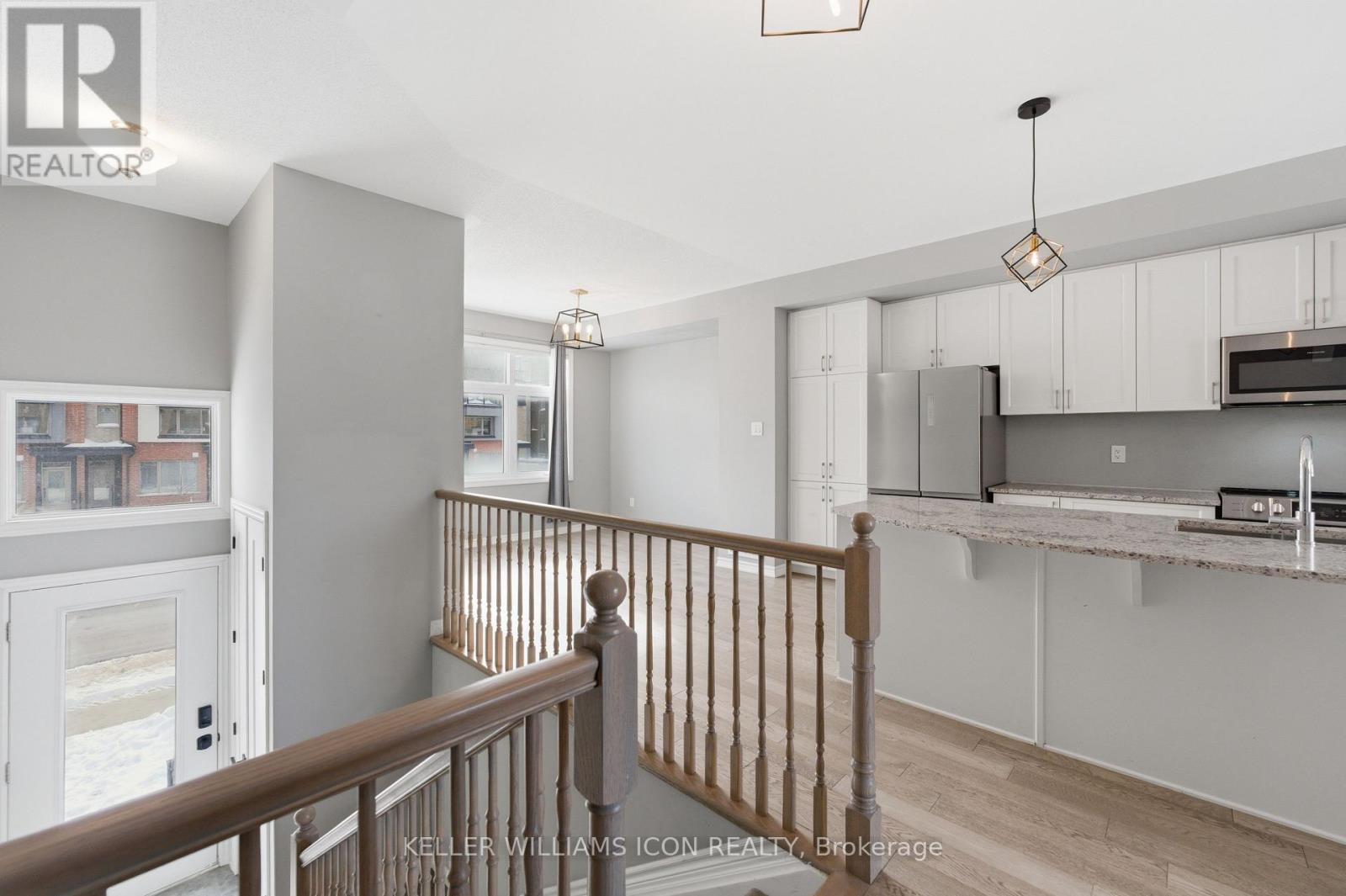 829 Mikinak Road, Ottawa, Ontario  K1K 4Z9 - Photo 5 - X12808388