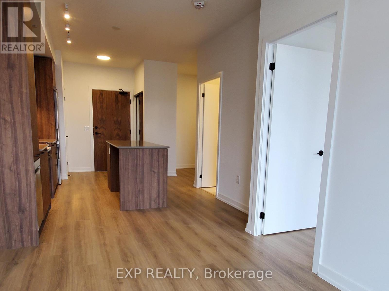 302 - 10 Lagerfeld Drive, Brampton, Ontario  L7A 0H8 - Photo 5 - W12808414