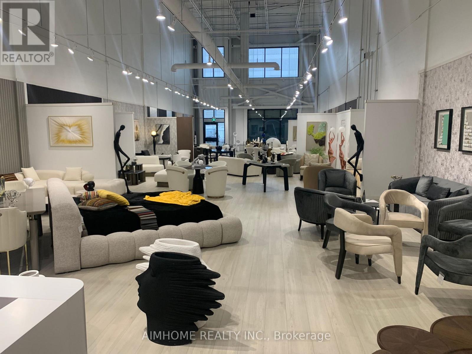 2 - 32 Don Hillock Drive, Aurora, Ontario  L4G 0H6 - Photo 5 - N12626576