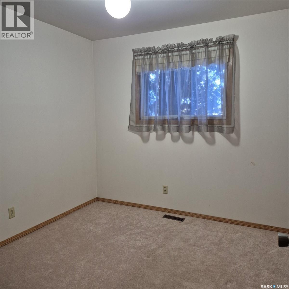 617 3rd Street W, Meadow Lake, Saskatchewan  S9X 1C1 - Photo 9 - SK015388