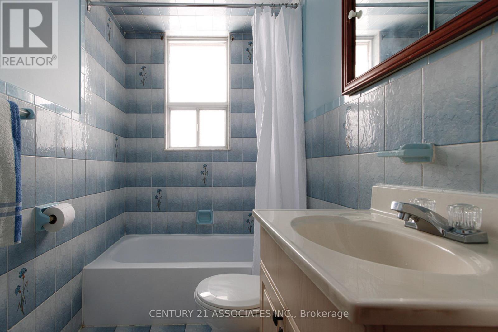 421 Lanor Avenue, Toronto, Ontario  M8W 2R7 - Photo 11 - W12808484