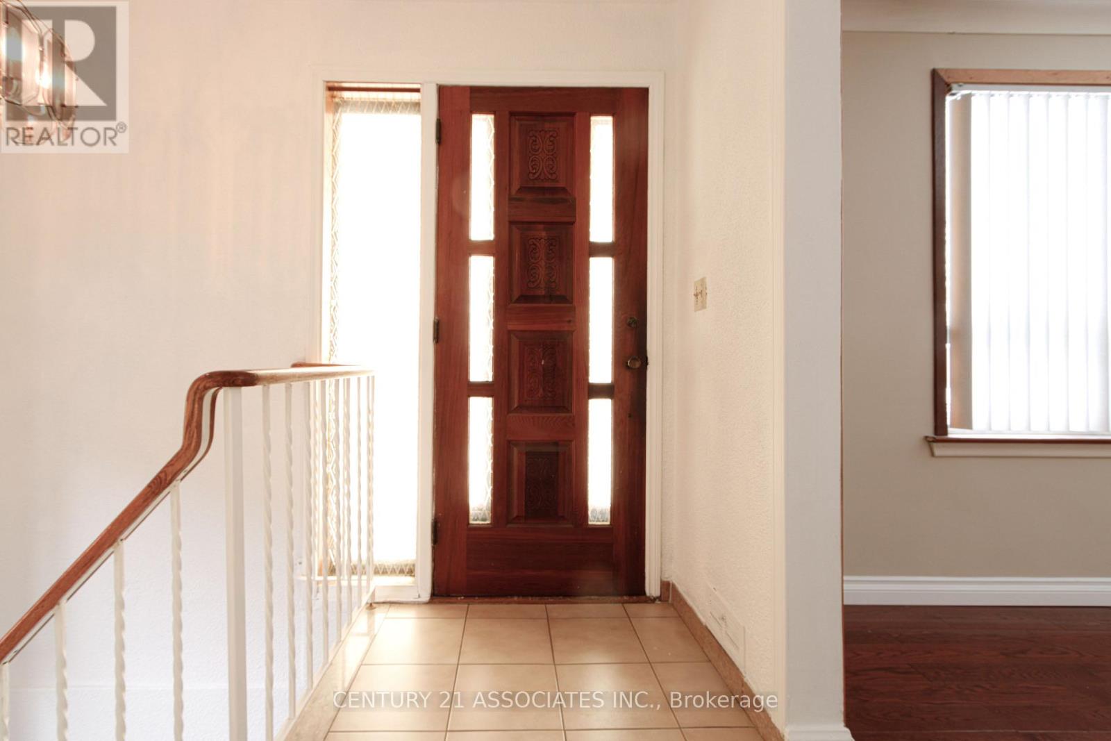 421 Lanor Avenue, Toronto, Ontario  M8W 2R7 - Photo 4 - W12808484