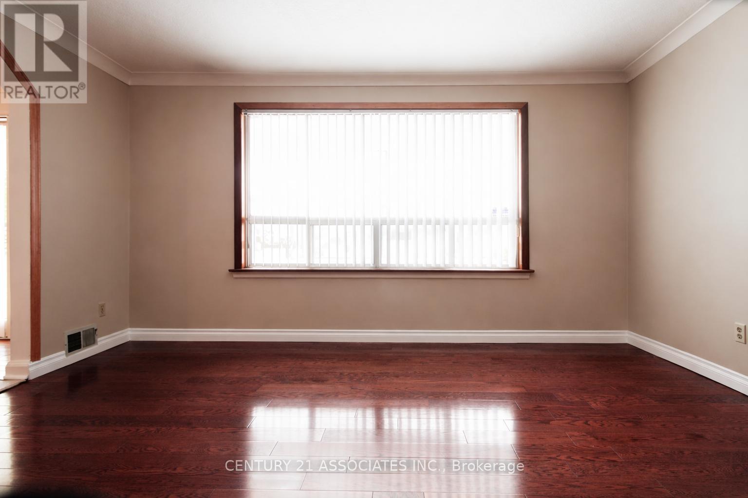 421 Lanor Avenue, Toronto, Ontario  M8W 2R7 - Photo 5 - W12808484