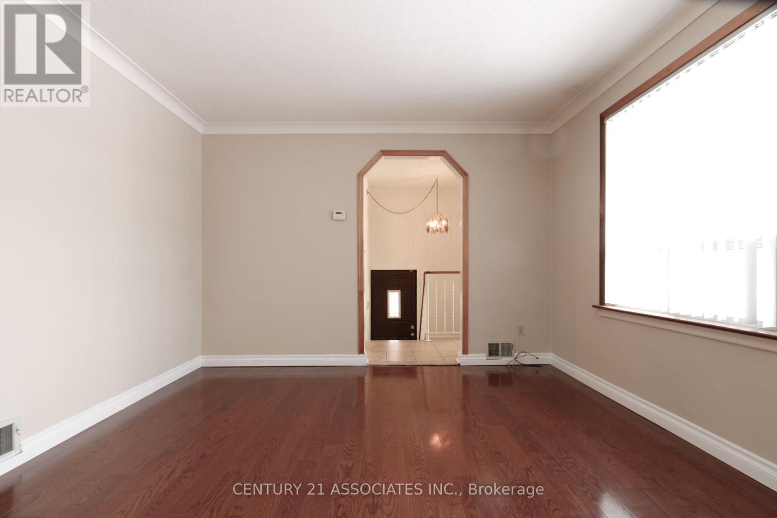 421 Lanor Avenue, Toronto, Ontario  M8W 2R7 - Photo 7 - W12808484