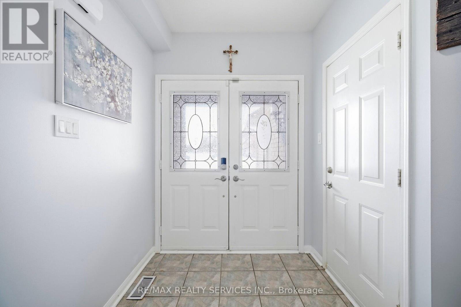 52 Native Landing, Brampton, Ontario  L6X 5B1 - Photo 4 - W12808488