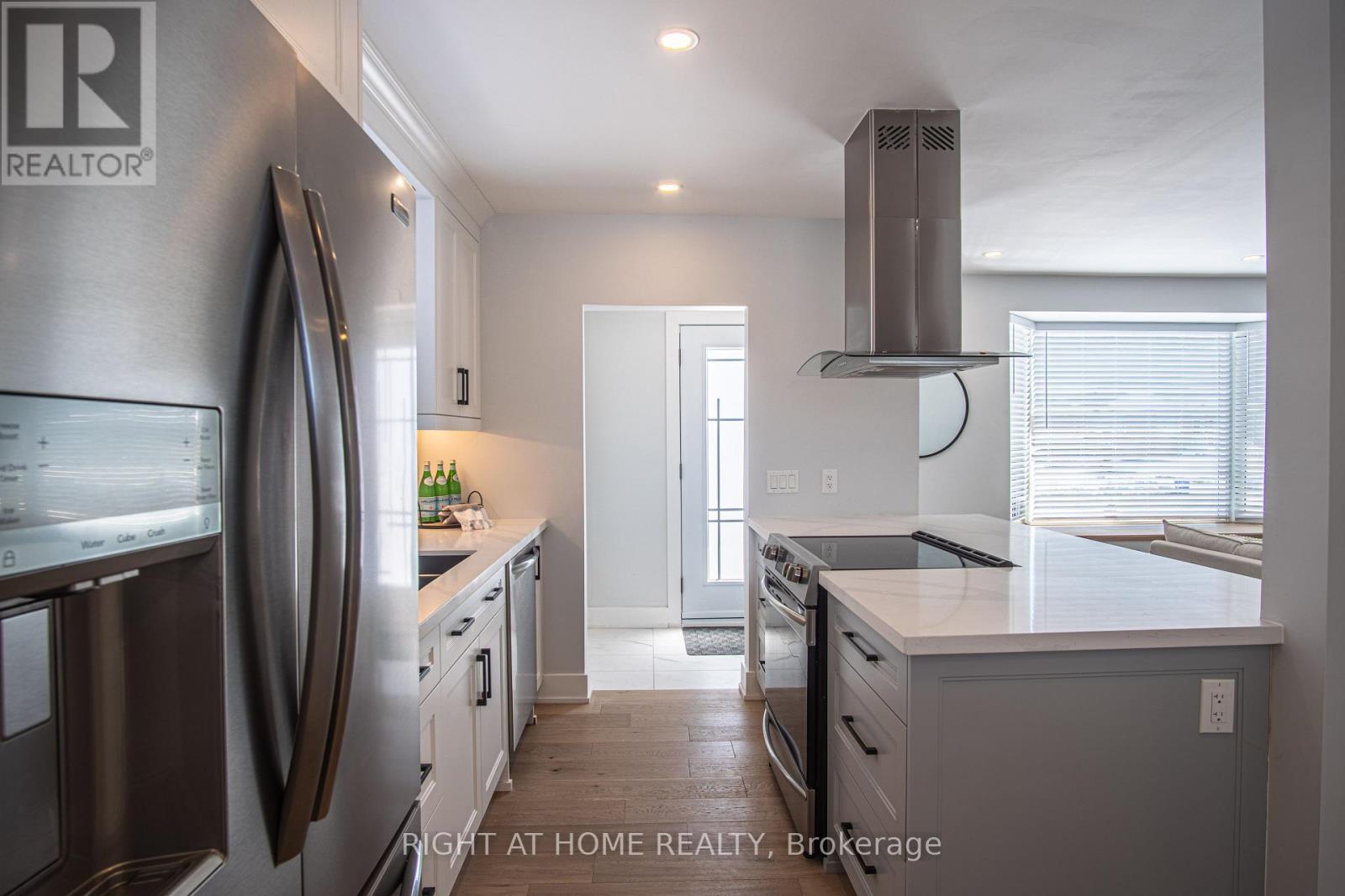 289 Elmwood Crescent, Milton, Ontario  L9T 1C3 - Photo 3 - W12808492