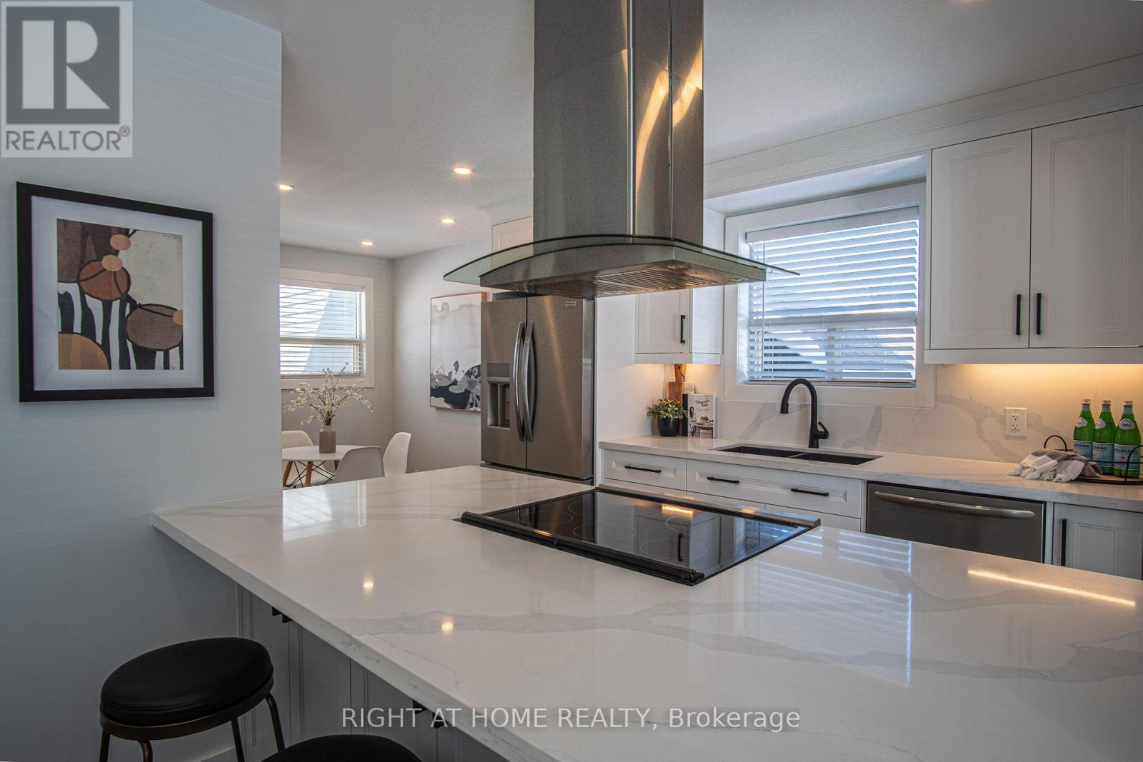 289 Elmwood Crescent, Milton, Ontario  L9T 1C3 - Photo 4 - W12808492