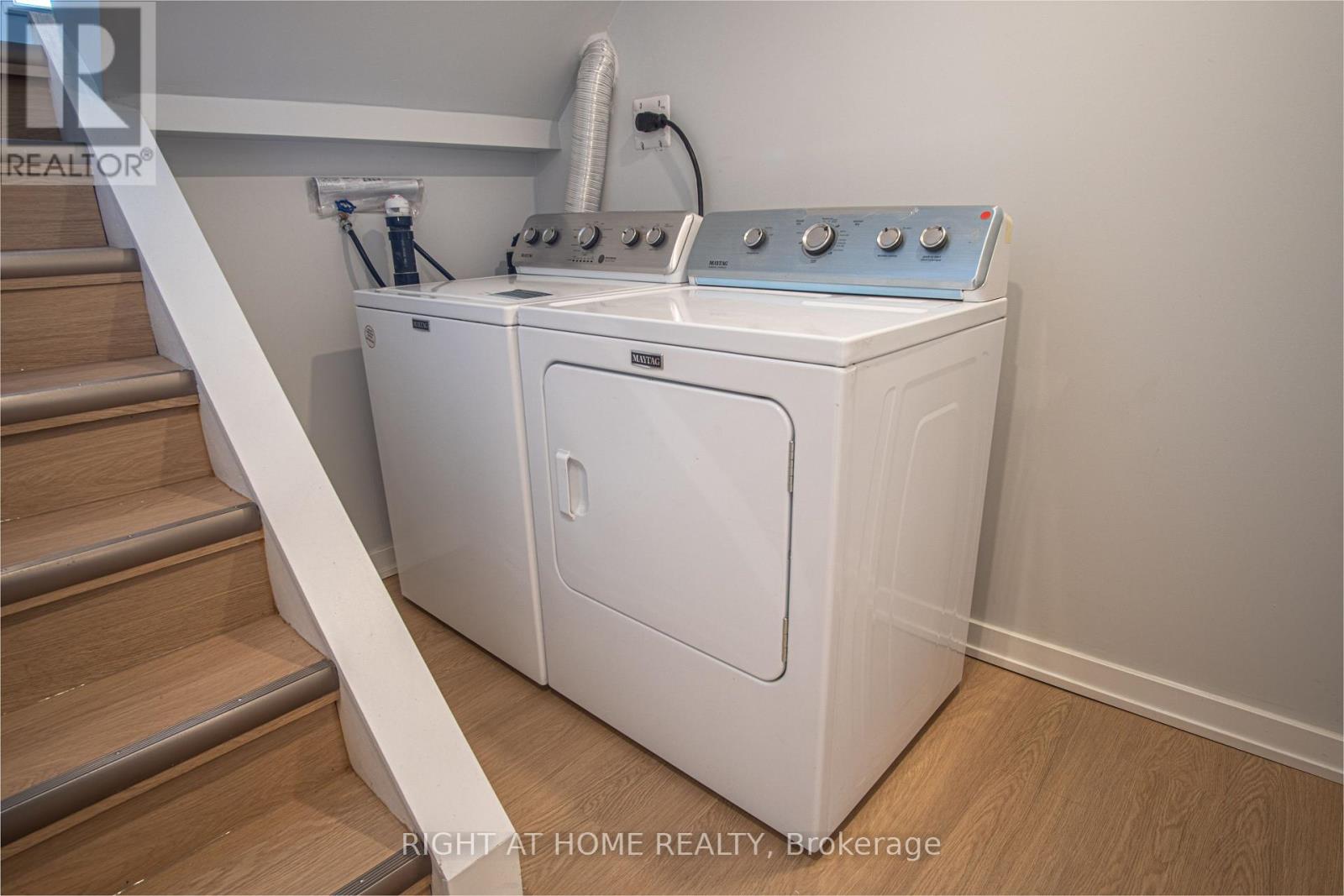 289 Elmwood Crescent, Milton, Ontario  L9T 1C3 - Photo 5 - W12808492