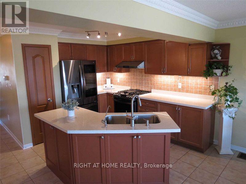 3472 Angel Pass Drive, Mississauga, Ontario  L5M 7N4 - Photo 7 - W12808536