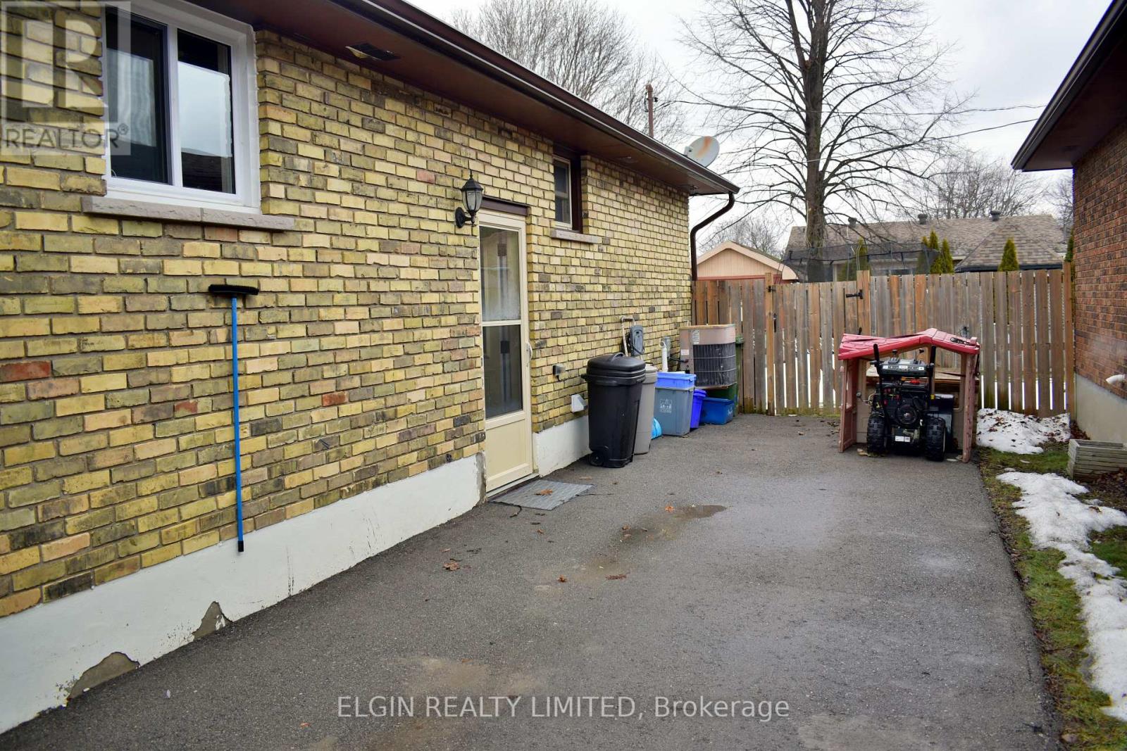 24 Dyer Street, St. Thomas, Ontario  N5R 5K3 - Photo 4 - X12808578