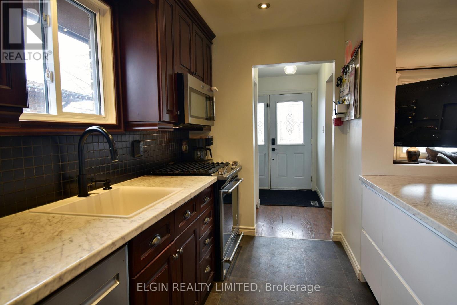 24 Dyer Street, St. Thomas, Ontario  N5R 5K3 - Photo 6 - X12808578