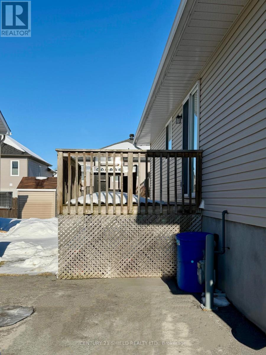 101 Mckenzie Street W, Cornwall, Ontario  K6K 1W2 - Photo 3 - X12808564