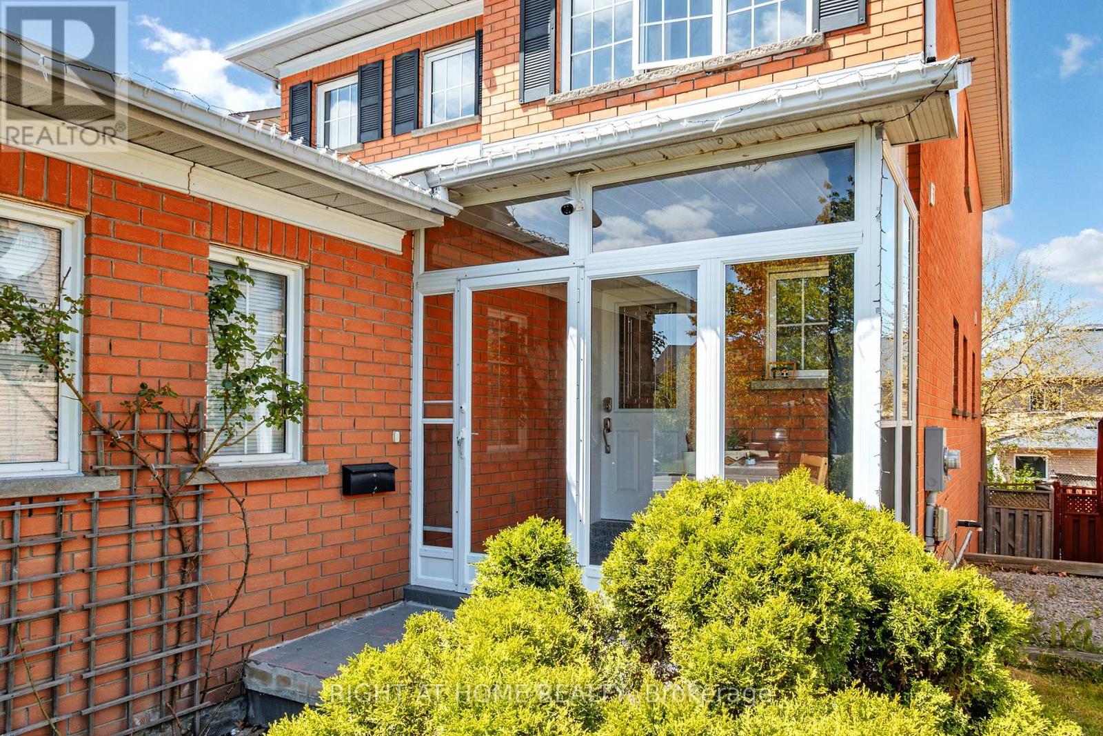 805 Stonehaven Avenue, Newmarket, Ontario  L3X 2K3 - Photo 3 - N12808580