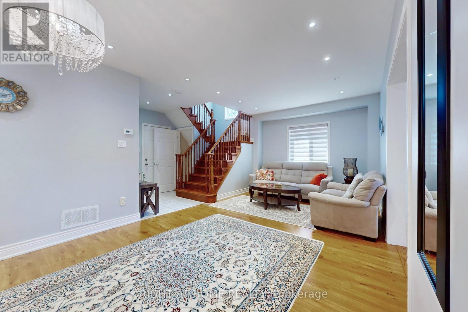 805 Stonehaven Avenue, Newmarket, Ontario  L3X 2K3 - Photo 6 - N12808580