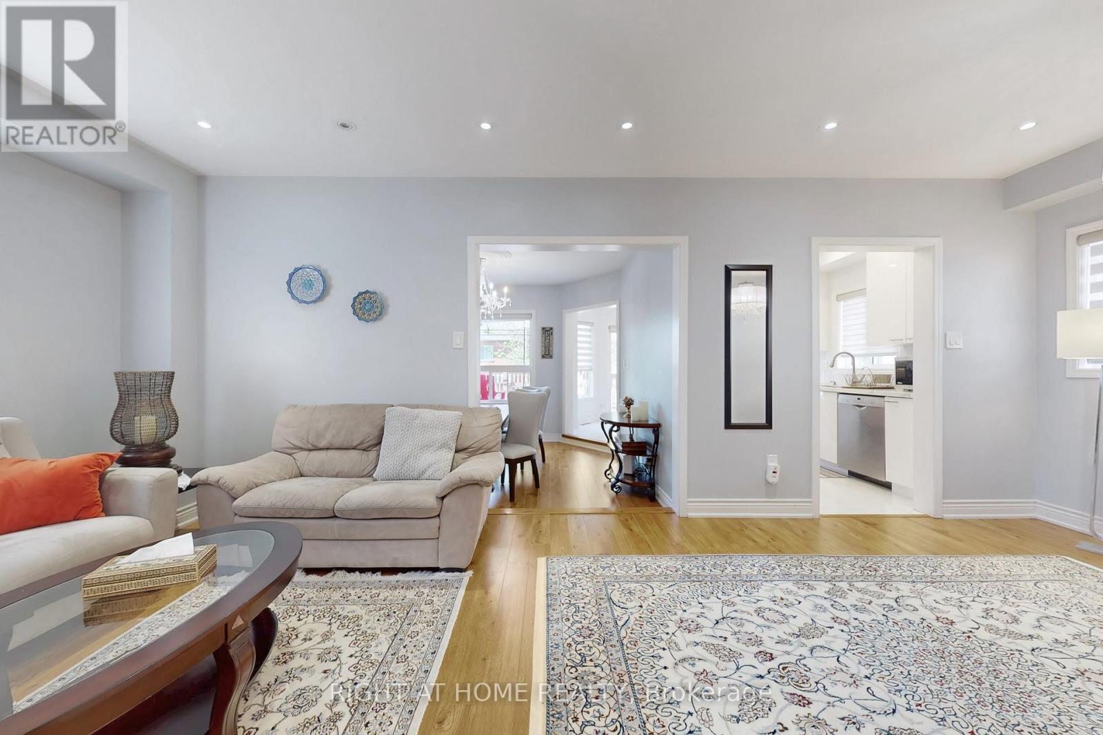 805 Stonehaven Avenue, Newmarket, Ontario  L3X 2K3 - Photo 9 - N12808580