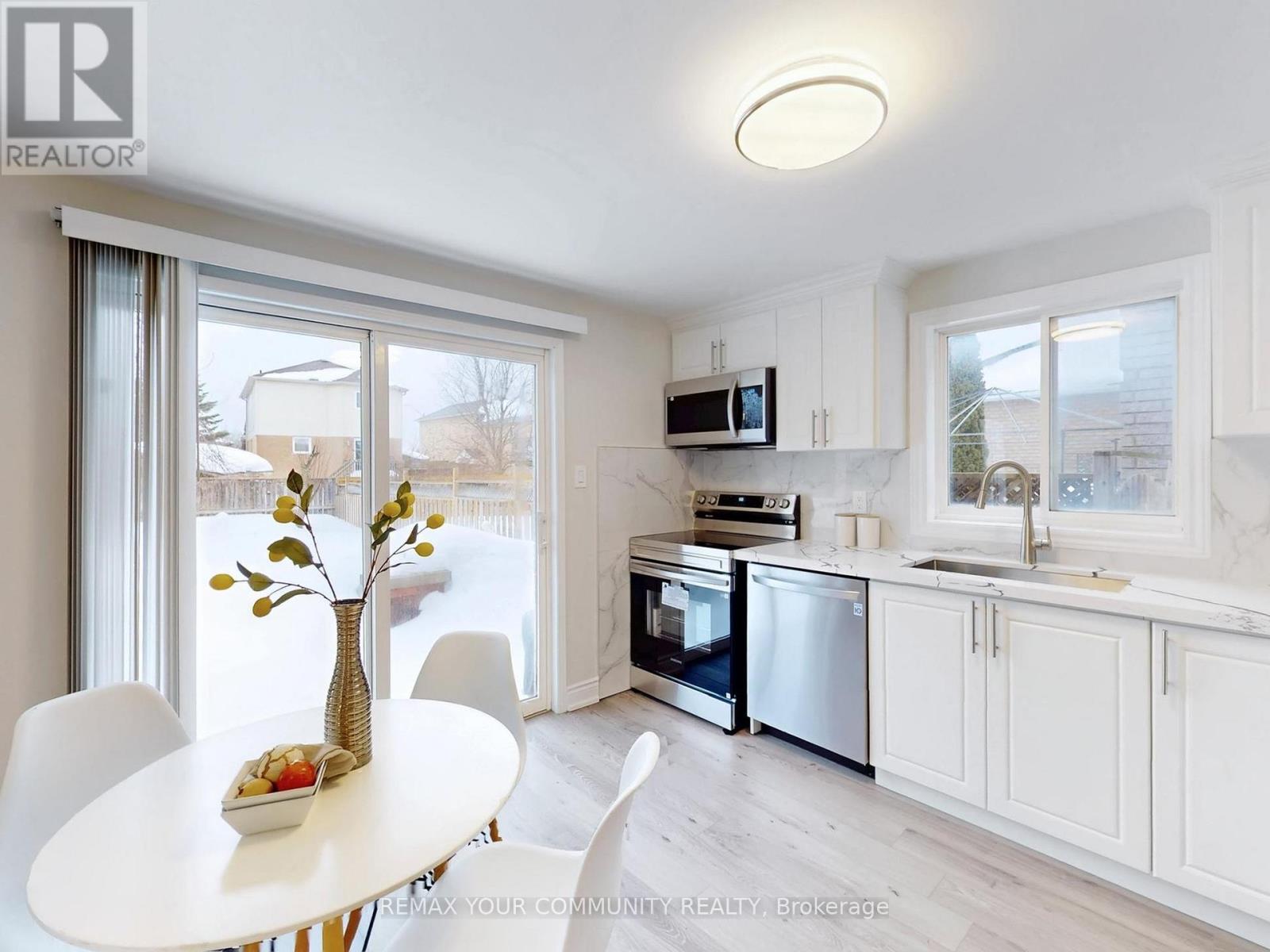 8 Srigley Street, Barrie, Ontario  L4N 0L9 - Photo 8 - S12805718