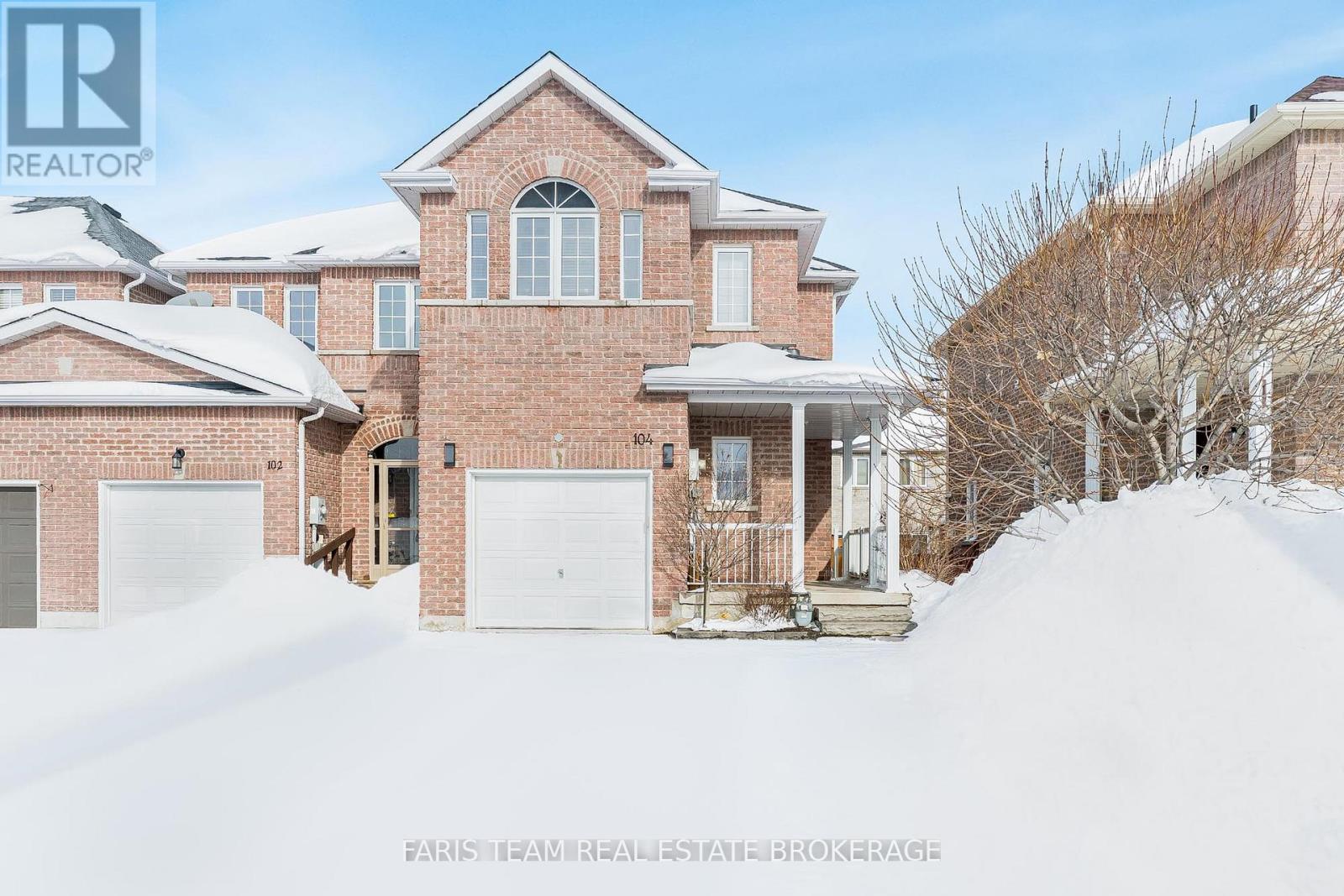 104 Stanley Street, Barrie, Ontario  L4M 6V5 - Photo 2 - S12808604