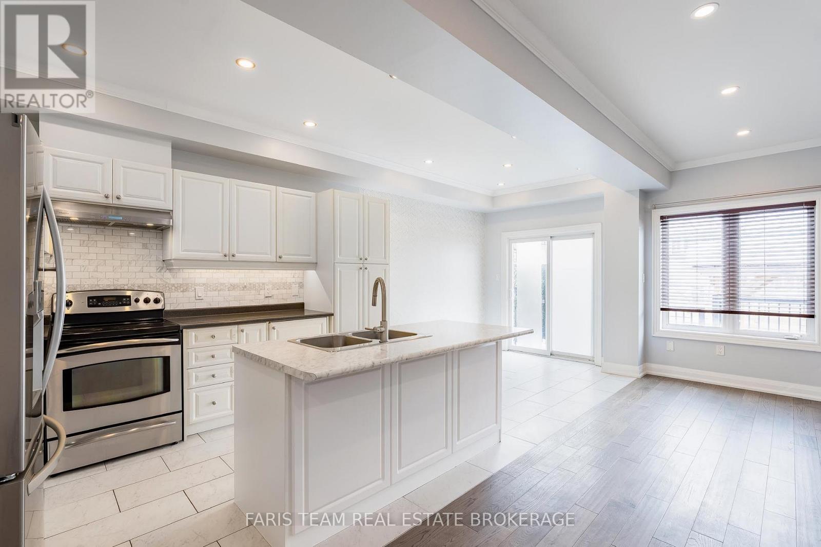 104 Stanley Street, Barrie, Ontario  L4M 6V5 - Photo 3 - S12808604