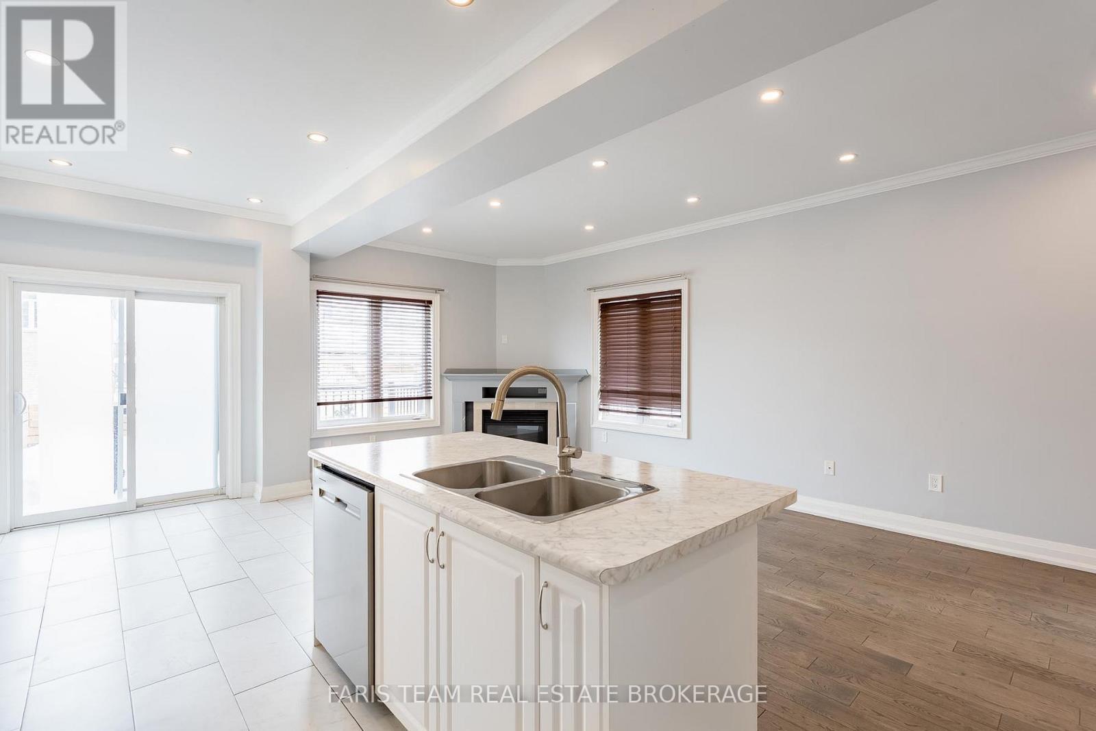 104 Stanley Street, Barrie, Ontario  L4M 6V5 - Photo 7 - S12808604