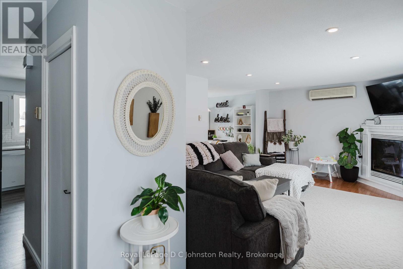 33 Alice Street, South Bruce Peninsula, Ontario  N0H 1A0 - Photo 3 - X12808642