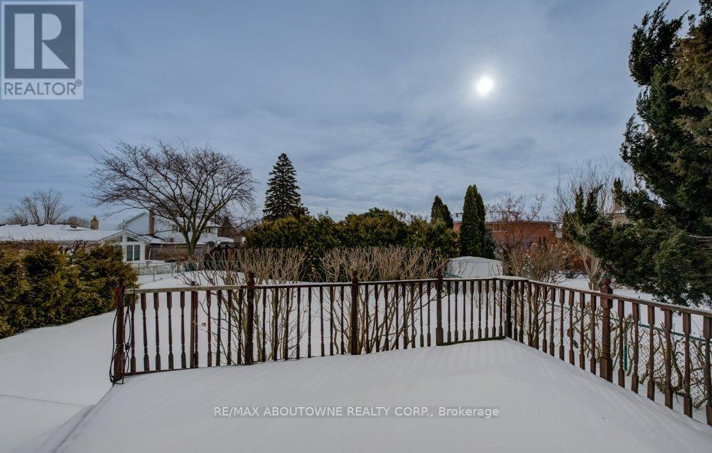 1245 Tyneburn Crescent, Mississauga, Ontario  L4X 1P4 - Photo 10 - W12804848