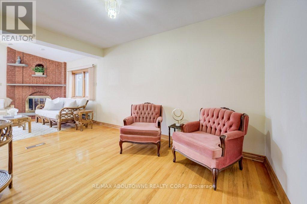 1245 Tyneburn Crescent, Mississauga, Ontario  L4X 1P4 - Photo 11 - W12804848