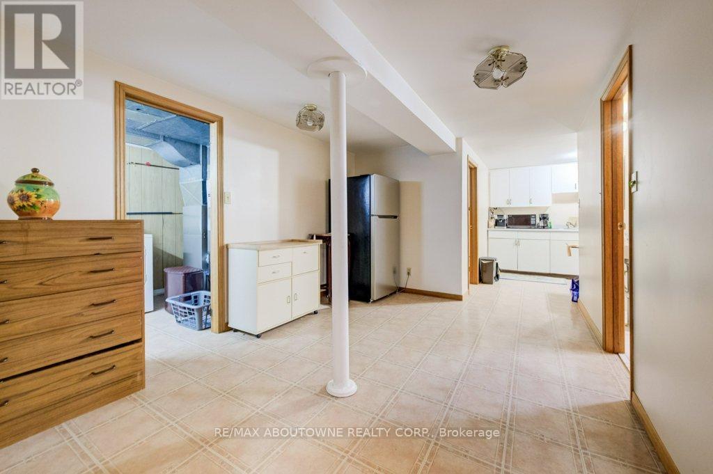 1245 Tyneburn Crescent, Mississauga, Ontario  L4X 1P4 - Photo 19 - W12804848