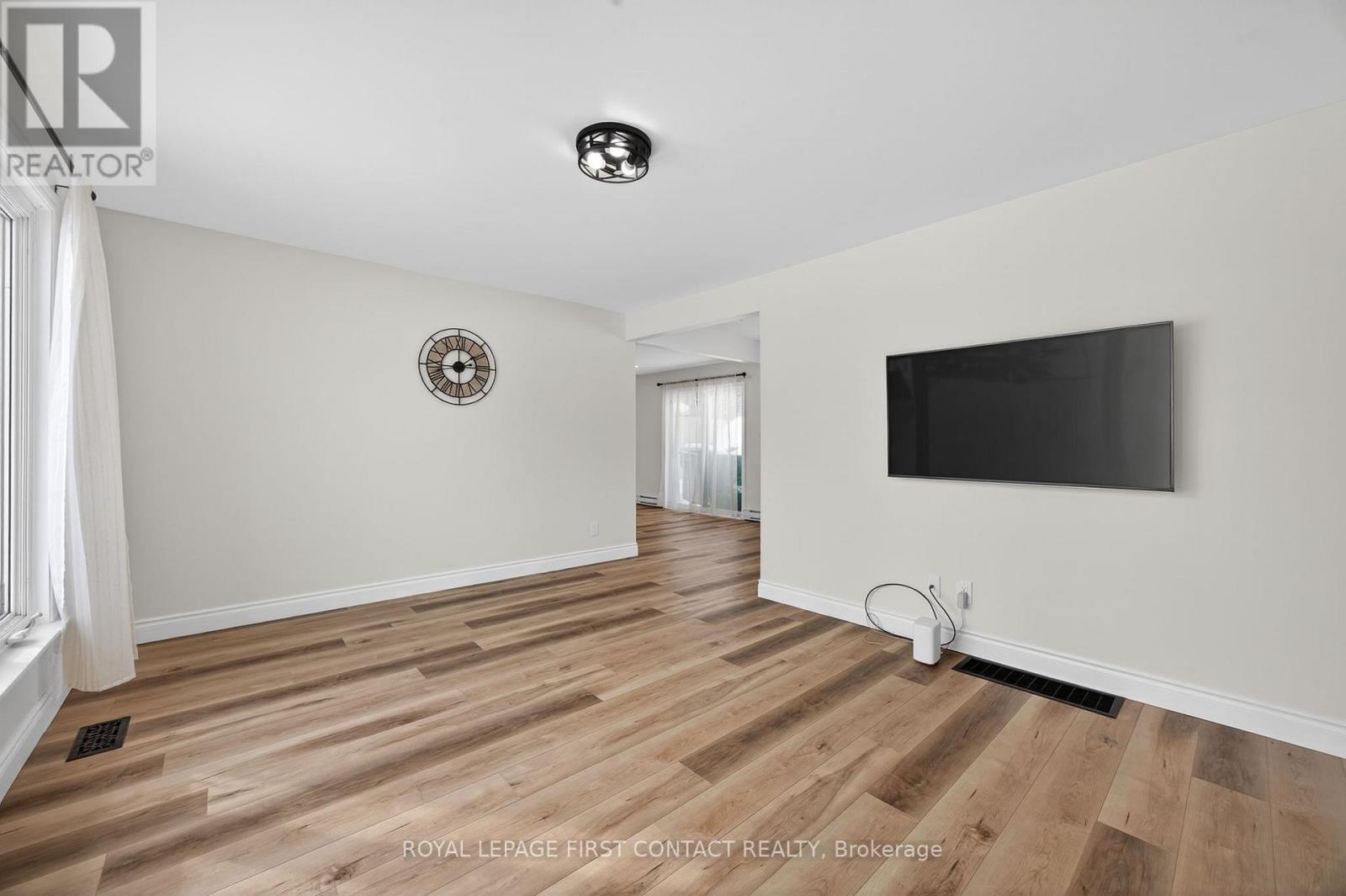 4 Wallis Street, Oro-Medonte (Warminister), Ontario  L0K 2G0 - Photo 11 - S12808638