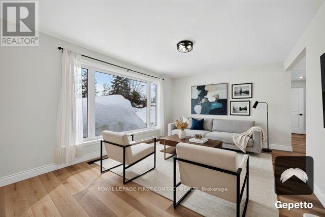 4 Wallis Street, Oro-Medonte (Warminister), Ontario  L0K 2G0 - Photo 3 - S12808638