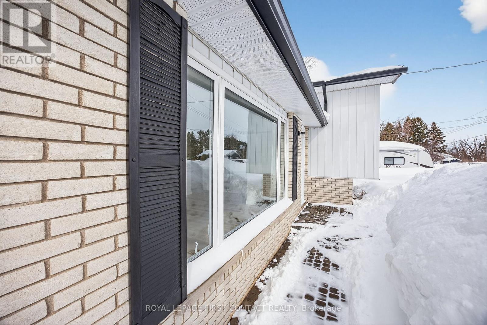 4 Wallis Street, Oro-Medonte (Warminister), Ontario  L0K 2G0 - Photo 34 - S12808638