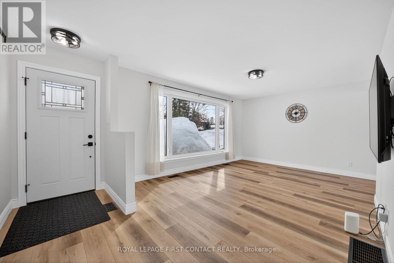 4 Wallis Street, Oro-Medonte (Warminister), Ontario  L0K 2G0 - Photo 8 - S12808638