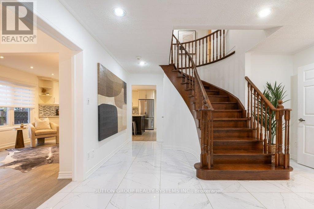 2957 Caradoc Lane, Oakville, Ontario  L6J 6V6 - Photo 3 - W12808654