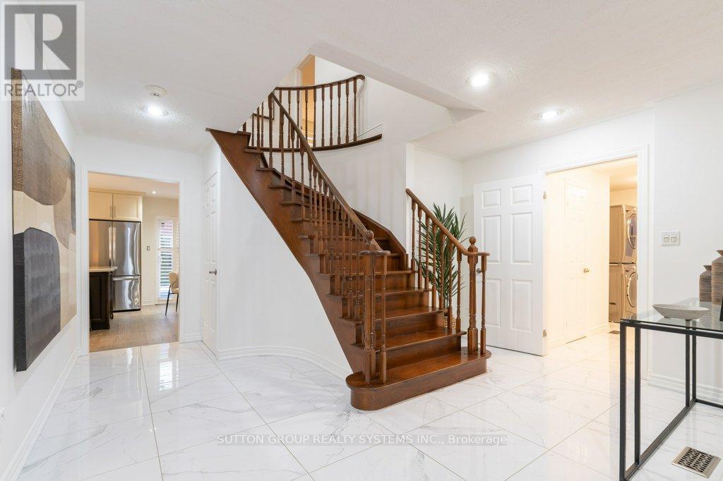 2957 Caradoc Lane, Oakville, Ontario  L6J 6V6 - Photo 4 - W12808654