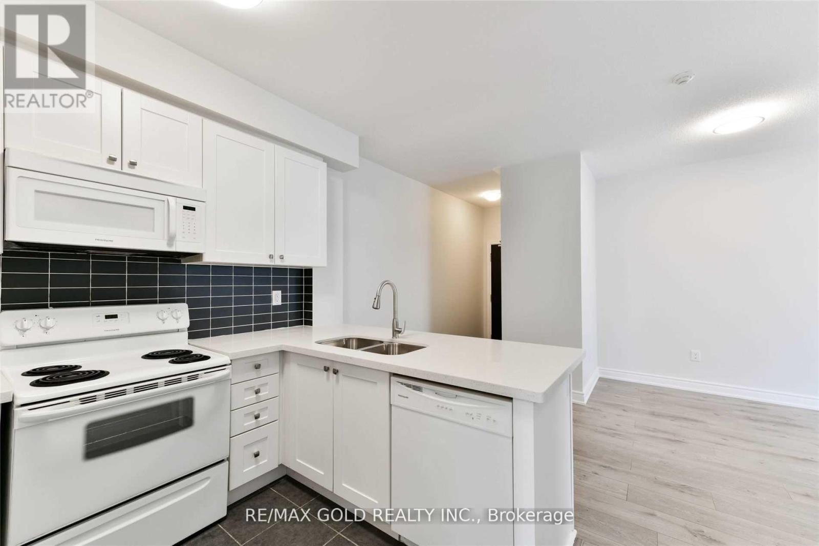 212 - 263 Georgian Drive, Oakville, Ontario  L6H 0L2 - Photo 17 - W12808664