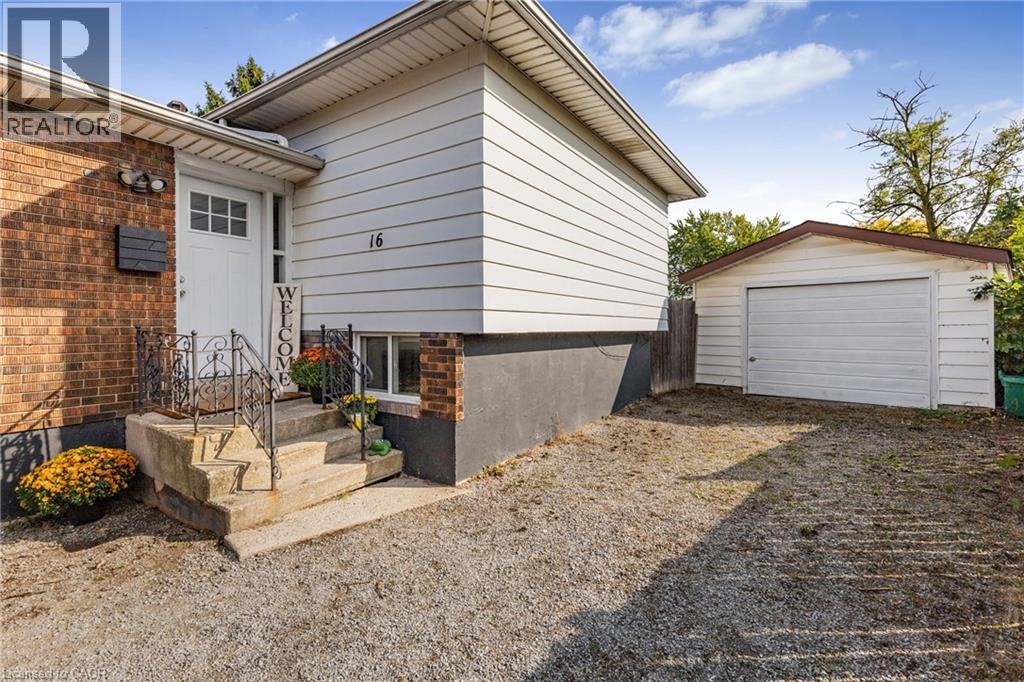 16 Roxborough Court, St. Catharines, Ontario  L2M 6E3 - Photo 2 - 40772856